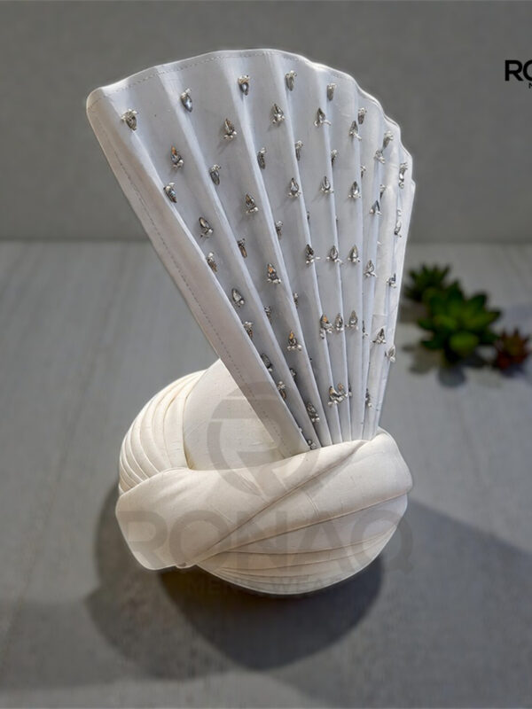 Structured Pleated Crest for a Majestic Look